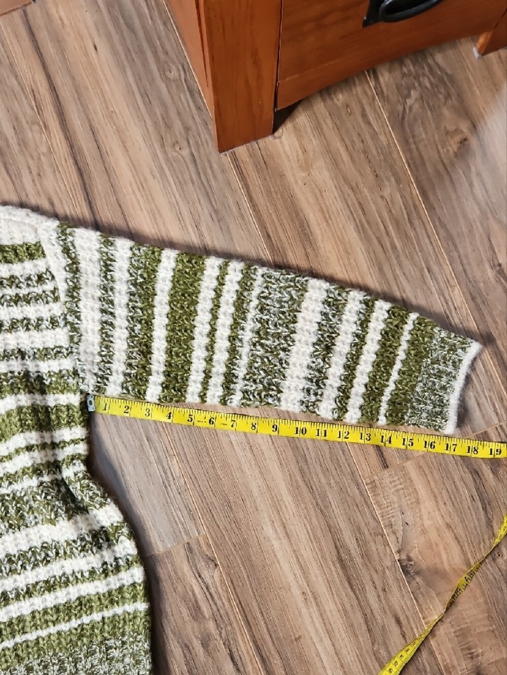 Wonderly Cozy Striped V-Neck Sweater in Cream and Olive Size Large - Picture 7 of 8